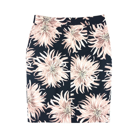 Ann Taylor • Petite Floral Pencil Skirt - Picture 2 of 4